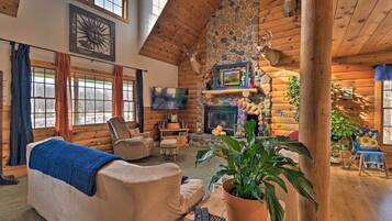 House (5 Bedrooms) | Living area