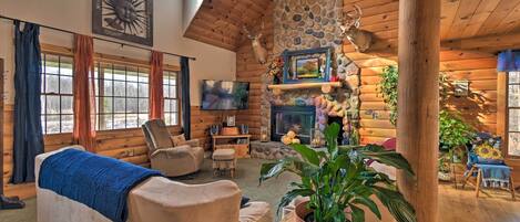 Hus (5 Bedrooms) | Vardagsrum | Tv, eldstad, dvd-spelare och ett bordtennisbord