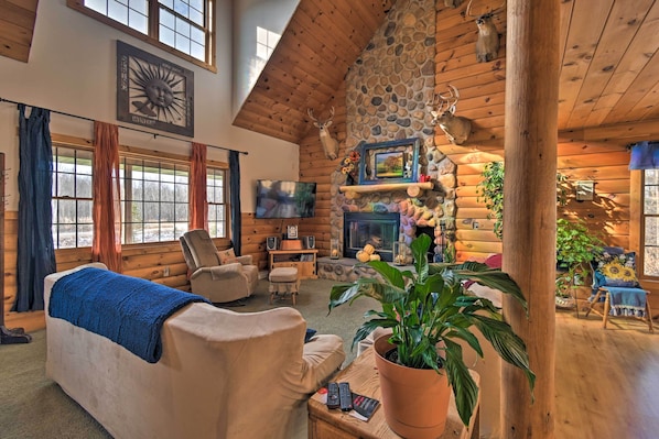 House (5 Bedrooms) | Living area | TV, fireplace, DVD player, table tennis