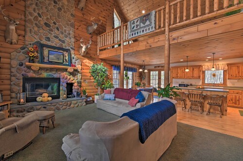 Family-friendly Gresham Getaway w/ Game Room!