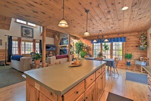 House (5 Bedrooms) | Interior