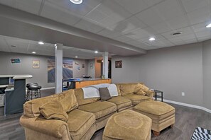 House (5 Bedrooms) | Interior