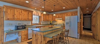 Family-friendly Gresham Getaway w/ Game Room!