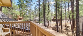 9 Mi to Rainbow Lake: Woodsy Pinetop Cabin w/ Deck