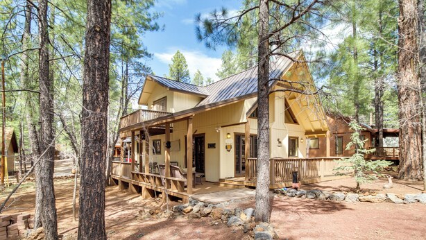 A cabin with a porch, surrounded by trees. - 9 Mi to Rainbow Lake: Woodsy Pinetop Cabin w/ Deck (Pinetop)