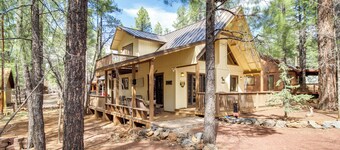 9 Mi to Rainbow Lake: Woodsy Pinetop Cabin w/ Deck