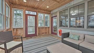 House (5 Bedrooms) | Interior