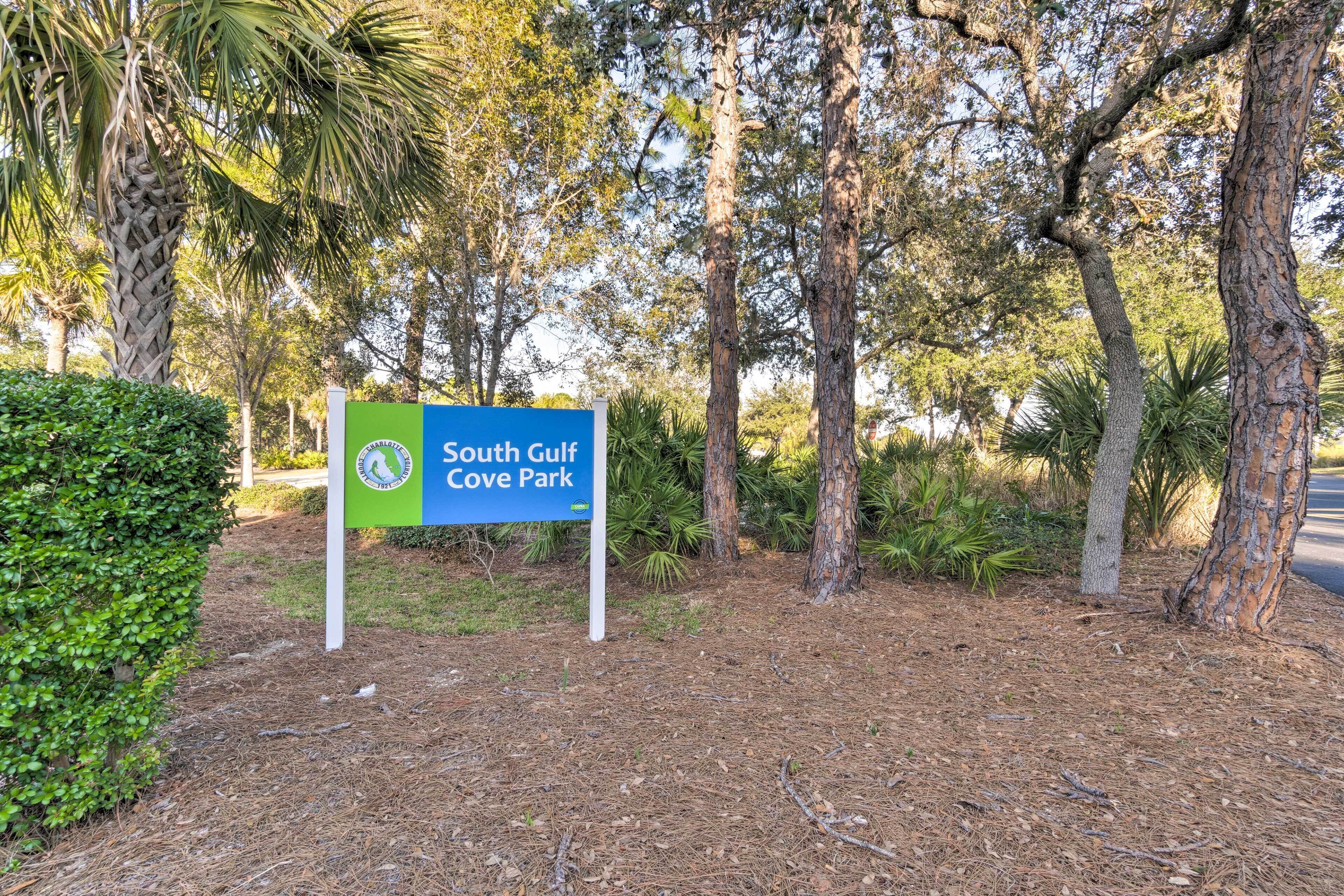 Schild für den South Gulf Cove Park, umgeben von Bäumen und Grün.