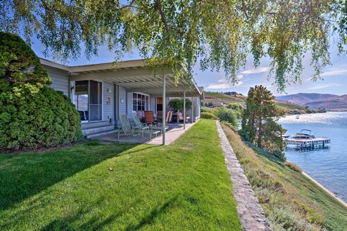 Waterfront Manson Cabin on Lake Chelan w/ Deck!