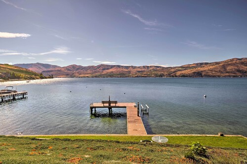Waterfront Manson Cabin on Lake Chelan w/ Deck!