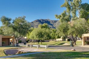 A residential area with a mountain in the background, houses with beige walls, and green lawns. - Phoenix Home: Golf, Hike, & Explore Downtown! (Phoenix)