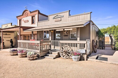 Western-style Phoenix Home: 15 Mi to Lake Pleasant