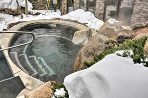 A hot tub surrounded by snow and rocks. - Ski-in/ski-out Studio in Aspen Snowmass Ski Resort (Snowmass Village)