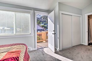 Room - Charming Newport Home - Walk to Beach Trailhead! (Newport)