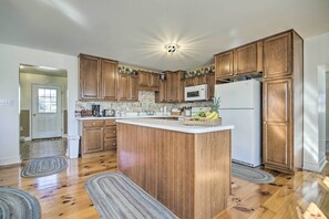 Interior - Farmhouse on River, 12 Miles to Liberty Mountain (Taneytown)