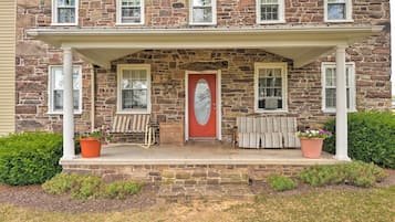 House (5 Bedrooms) | Front of property