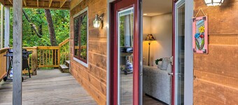 Serene Escape w/ Mountain Views, Near Dtwn!