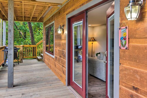 Serene Escape w/ Mountain Views, Near Dtwn!