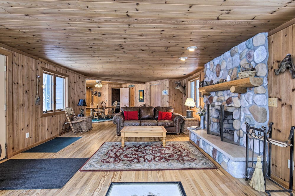 Lakefront Escape w/ Fishing Pier & Snowmobiling! - Springstead, WI
