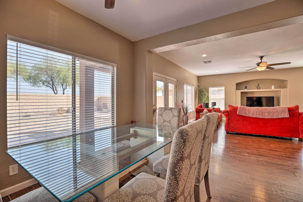 Maricopa Home w/ Outdoor Seating, 2 Mi to Golf! - Mobile, AZ