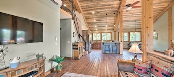 Custom Livingston Apt w/ Balcony + Mountain Views!