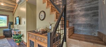 Custom Livingston Apt w/ Balcony + Mountain Views!