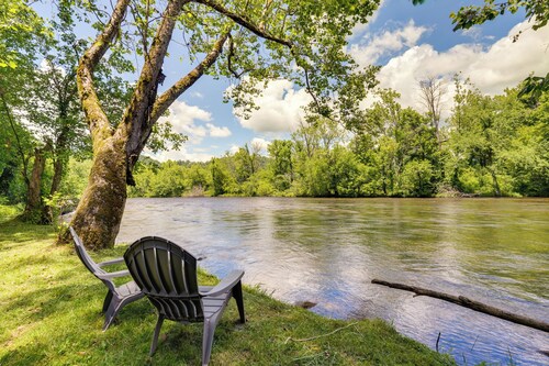 Family-friendly Riverhouse: Fishing & Hot Tub