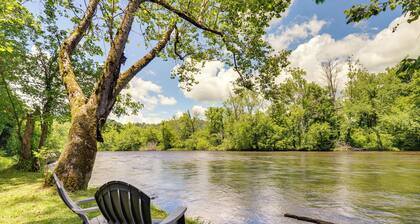 Family-friendly Riverhouse: Fishing & Hot Tub
