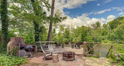 Family-friendly Riverhouse: Fishing & Hot Tub