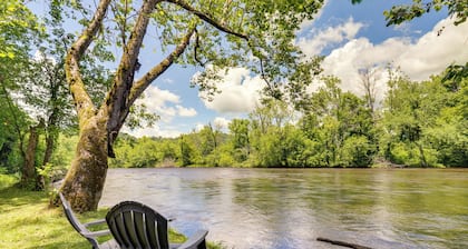 Family-friendly Riverhouse: Fishing & Hot Tub
