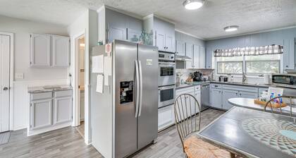 Family-friendly Riverhouse: Fishing & Hot Tub