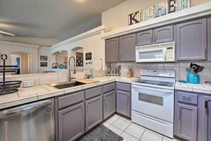 Interior - Central Lake Havasu City House: Grill & EV Charger (Lake Havasu City)