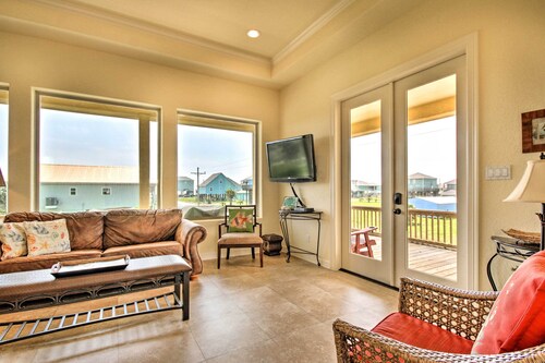 Casa Sol House w/ Deck in Crystal Beach!