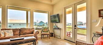 Casa Sol House w/ Deck in Crystal Beach!