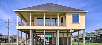 Dog-friendly Casa Sol House in Crystal Beach!