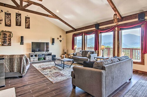 Panoramic Mtn Views! Cabin Retreat in Gatlinburg