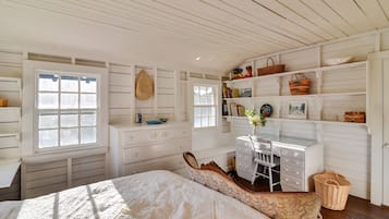 4 bedrooms, free cots/infant beds, bed sheets