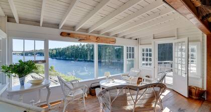 Oceanfront Cottage w/ Deck 2 Mi to Boothbay Harbor