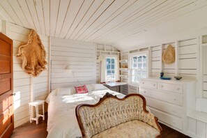 4 bedrooms, free cots/infant beds, bed sheets - Oceanfront Cottage w/ Deck 2 Mi to Boothbay Harbor (West Boothbay Harbor)
