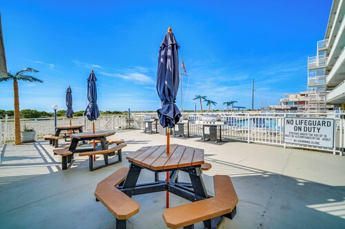 Sun-soaked Wildwood Getaway, 6 Mi to Cape May!