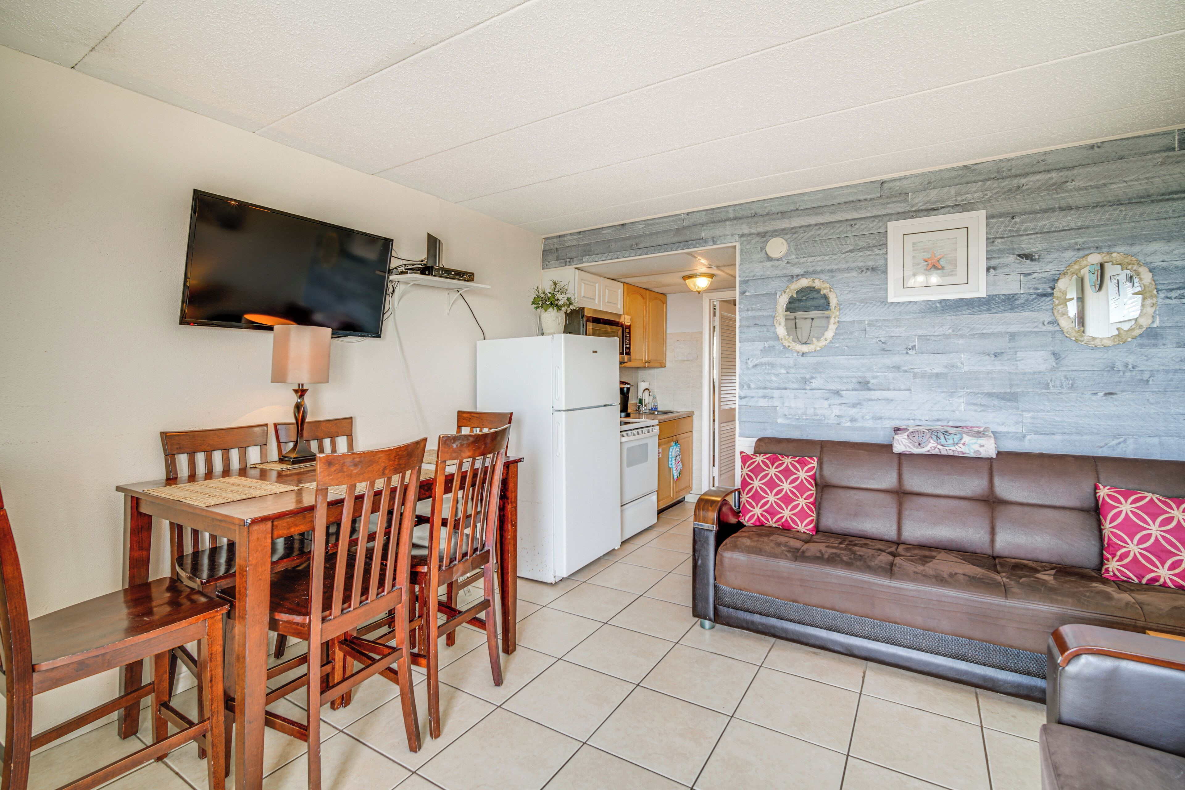 Un espacio habitable compacto con comedor, kitchenette y zona de estar.