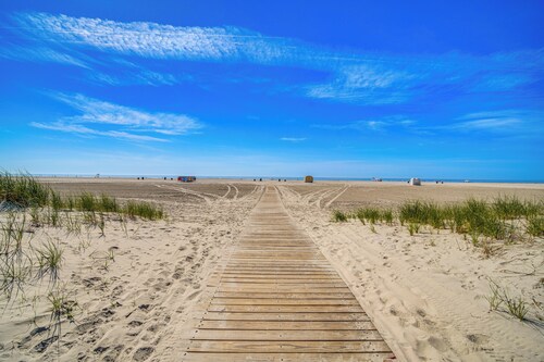 Sun-soaked Wildwood Getaway, 6 Mi to Cape May!