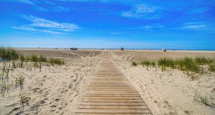 Sun-soaked Wildwood Getaway, 6 Mi to Cape May!