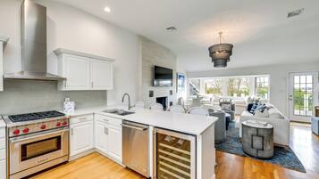 House (5 Bedrooms) | Interior