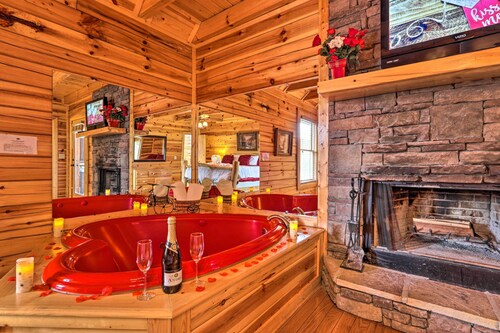 Luxe Smoky Mountain Cabin: Indoor Pool & Fire Pit!