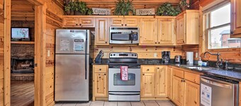 Luxe Smoky Mountain Cabin: Indoor Pool & Fire Pit!