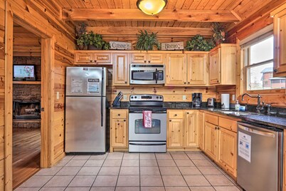 Luxe Smoky Mountain Cabin: Indoor Pool & Fire Pit!