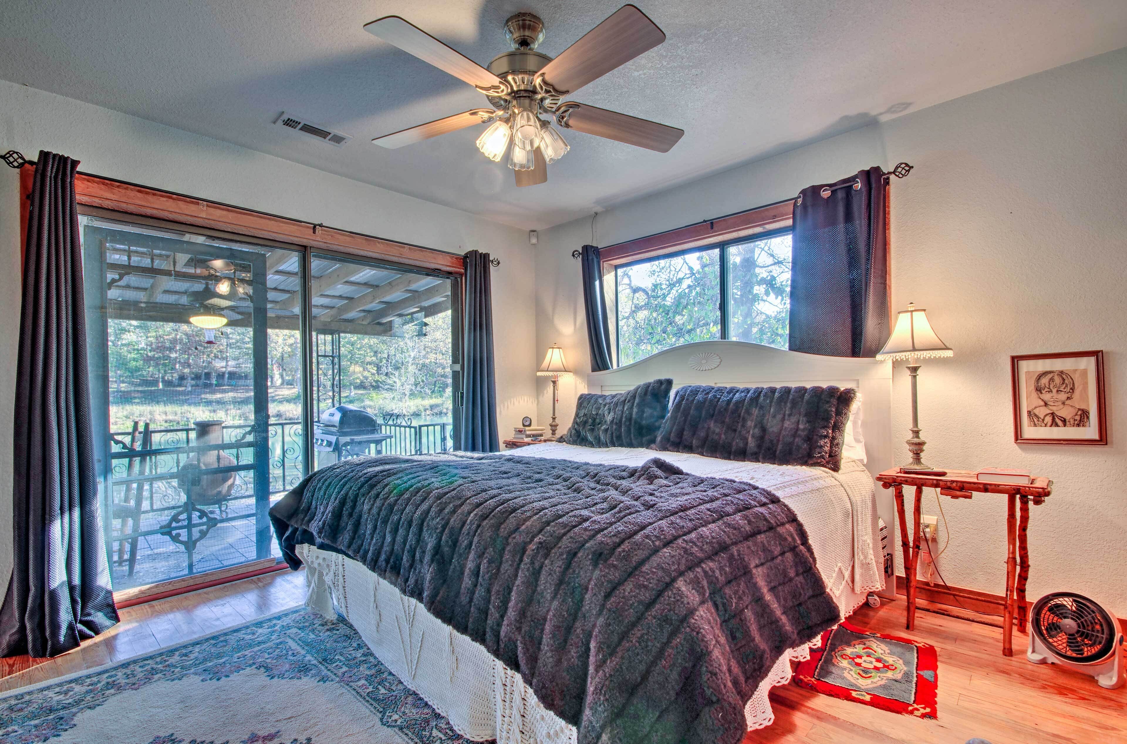 House (6 Bedrooms) | 6 bedrooms, desk, laptop workspace, bed sheets