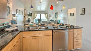 Una cocina moderna con una isla central, electrodomésticos de acero inoxidable y armarios de madera.