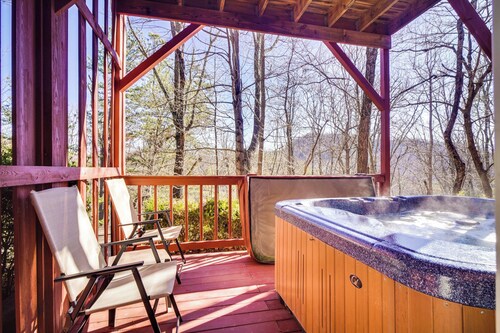 Secluded Sevierville Condo w/ Hot Tub + Mtn Views!